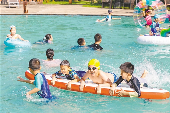 夏令營(yíng)中，孩子們玩水嬉戲。