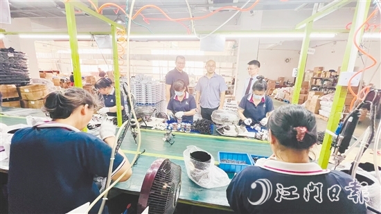 粵財(cái)普惠江門擔(dān)保公司工作人員上門了解企業(yè)需求。