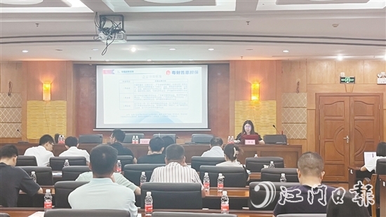 粵財(cái)普惠江門擔(dān)保公司向企業(yè)宣講金融政策。