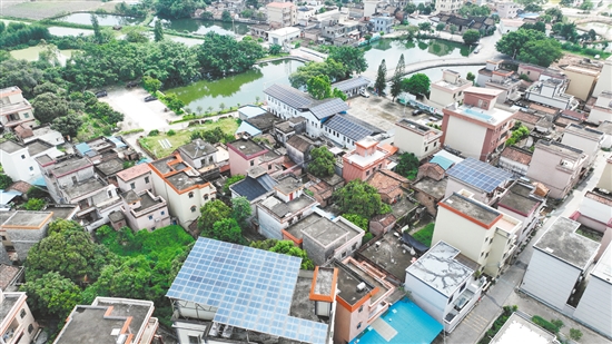 龍溪村是桃源鎮(zhèn)屋頂分布式光伏開(kāi)發(fā)試點(diǎn)村，龍溪村已有12戶村民參與“光伏+建筑”項(xiàng)目。