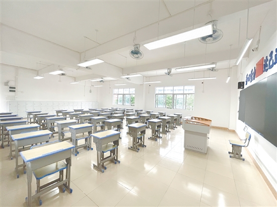 鶴山一中附屬中學(xué)本部校區(qū)的教室配備了觸控一體機(jī)、護(hù)眼照明燈以及嶄新的課桌椅等基礎(chǔ)設(shè)施，為學(xué)生提供良好的學(xué)習(xí)環(huán)境。