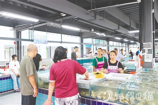 海鮮碼頭攤位的新鮮漁獲吸引眾多市民游客前來選購。