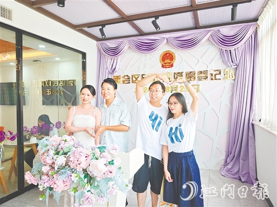 新人們?cè)陬C證大廳合影留念。