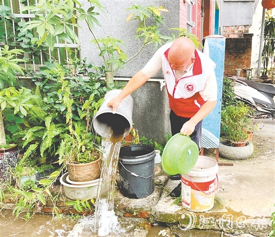 黨員志愿者逐戶排查積水容器等蚊蟲孳生地。