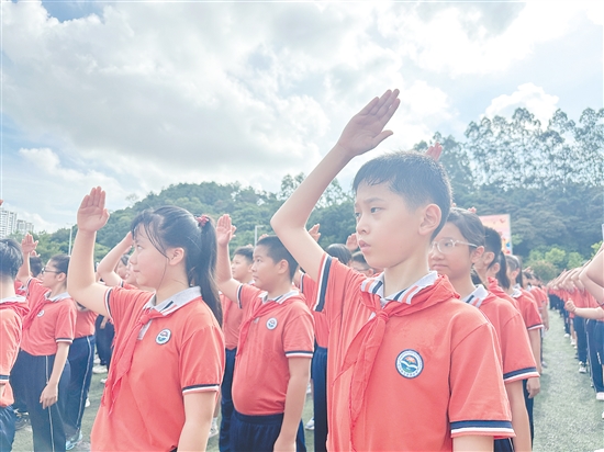 范羅岡濱江小學學生們精神抖擻迎接開學。