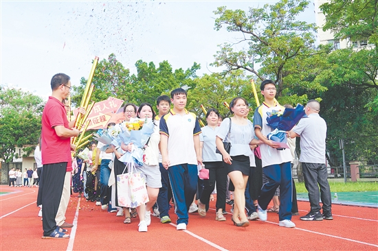 恩平市華僑中學高三學子在老師和家長的陪同下昂首闊步向前行。