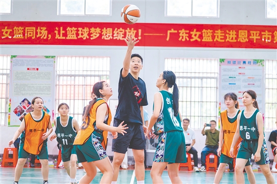 當(dāng)天活動(dòng)上，恩平一中籃球隊(duì)展示訓(xùn)練成果。圖為黃思靜為隊(duì)員們開球。