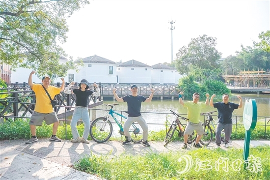 塘口墟社區(qū)組織年輕人開展環(huán)圩騎行活動。