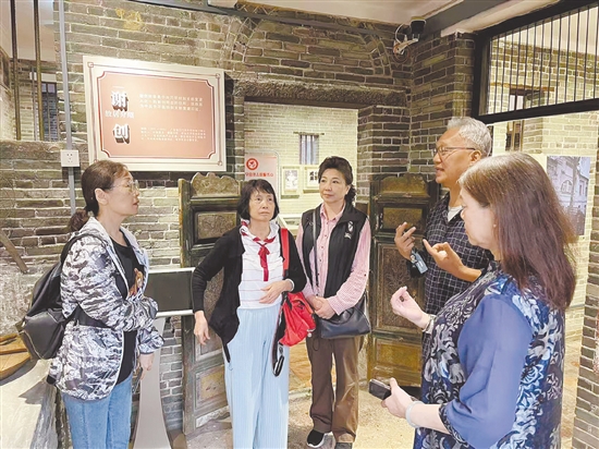 謝軍威經(jīng)?；氐街x創(chuàng)故居，給來(lái)訪的黨員、群眾講述謝創(chuàng)的故事。嚴(yán)建廣