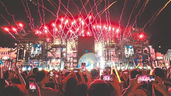 赤坎華僑古鎮(zhèn)舉行夏日焰火音樂會(huì)，吸引眾多游客觀看。