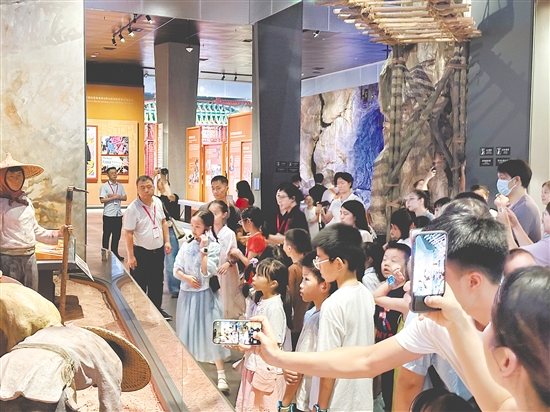 暑期，中國僑都華僑華人博物館吸引眾多青少年前來參觀。