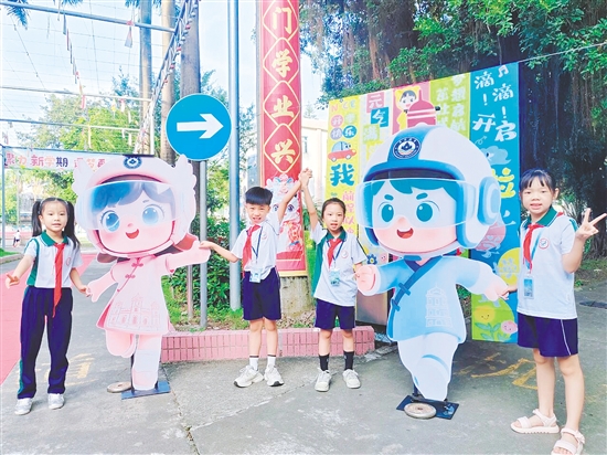 開平教育吉祥物“小開”“小蘋”化身迎賓大使，迎接新生。