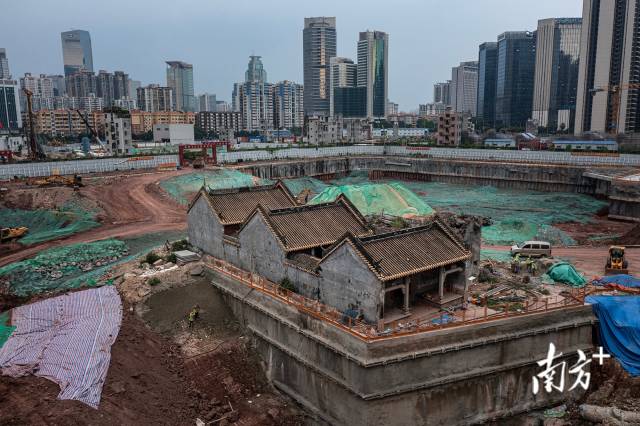 2021年9月18日，冼村改造的工地上，一座祠堂被完整地保存下來(lái)。  南方+ 張由瓊 拍攝