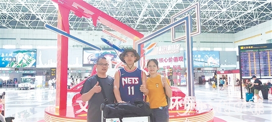 2023年夏天，父親、姐姐送彭濤前往軍校入學。