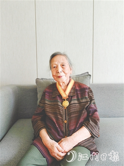 百歲抗戰(zhàn)老同志陸平向記者講述抗戰(zhàn)故事。