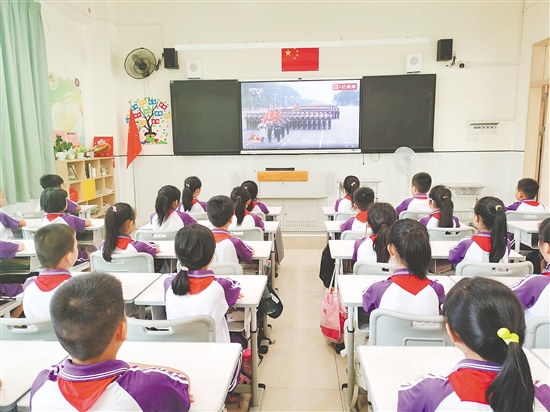 新會(huì)學(xué)子一起觀看大會(huì)直播。