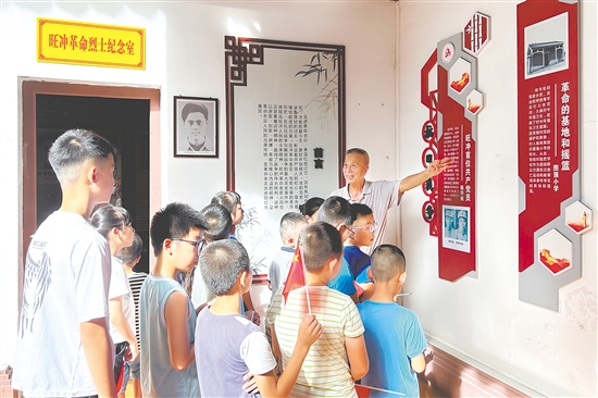 崖門鎮(zhèn)優(yōu)秀“五老”代表?xiàng)顦s超為孩子們介紹旺沖軍民抗日事跡。