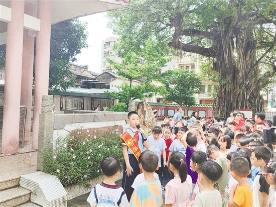 “學宮宣講員”為新生講述學校的歷史。