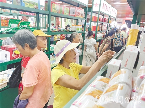 不少市民前來選購“鶴山優(yōu)品”。