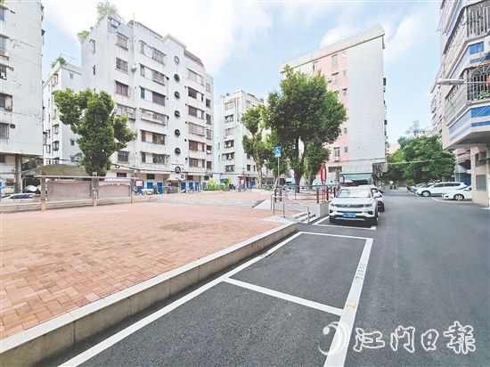在屏苑一區(qū)，瀝青道路走起來(lái)平坦舒適。