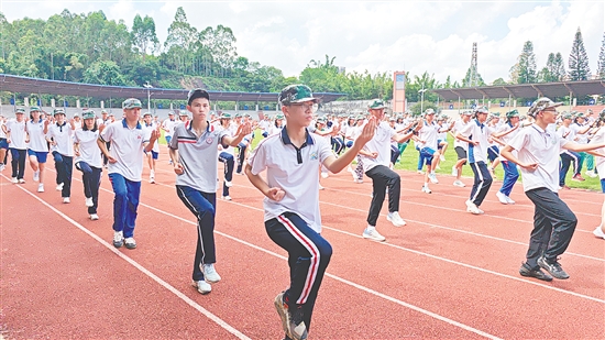 鶴山一中于9月1日至7日開(kāi)展軍訓(xùn)，高一新生跟隨教官學(xué)習(xí)軍體拳、警衛(wèi)拳的動(dòng)作要領(lǐng)。
