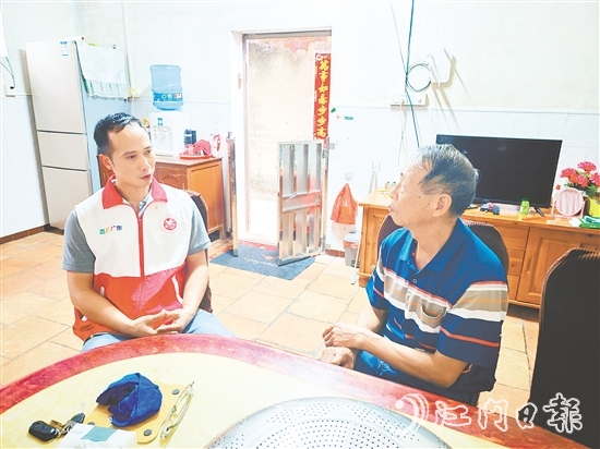 吳堅(jiān)藝（左）入戶收集民意。