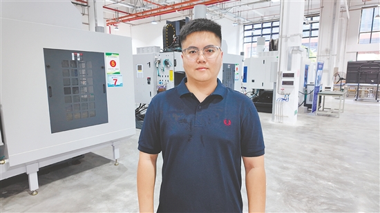 恩平市職業(yè)技術(shù)教育中心機(jī)械專業(yè)部教師禤杰輝 恩平市職業(yè)技術(shù)教育中心機(jī)械專業(yè)部教師禤杰輝