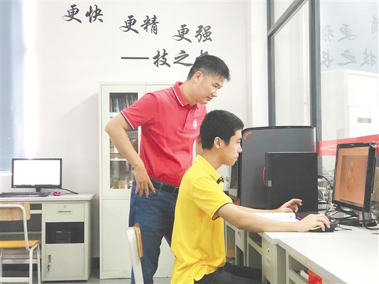 劉劍（左）指導(dǎo)學(xué)生實(shí)訓(xùn)。