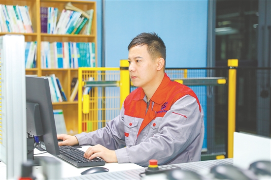 劉銳杰在鉆研技術(shù)。