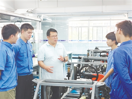 黃進(jìn)光（中）在指導(dǎo)學(xué)生實(shí)訓(xùn)。