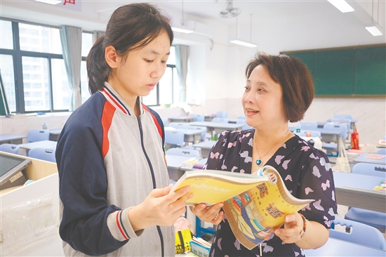 阮美賢為學(xué)生講解問題。