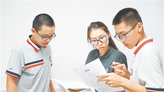 劉綺琪給學生講解數(shù)學問題。