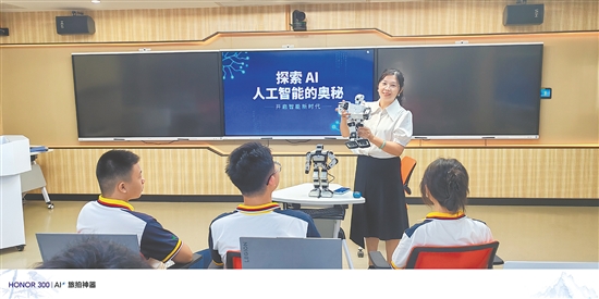 馮健群在授課。