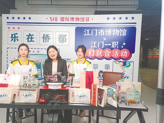 劉艷（中）和學(xué)生進(jìn)行直播。