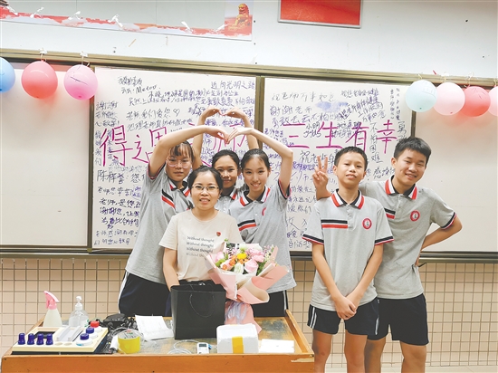 學(xué)生們感謝老師，為其送上了鮮花和祝福。