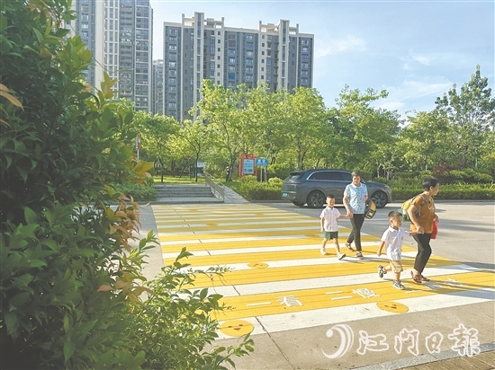 會城街道碧桂園社區(qū)發(fā)動轄區(qū)幼兒園參與斑馬線的設(shè)計。