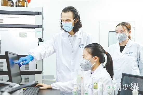 新寶堂在中醫(yī)制藥板塊投入大量科研力量。