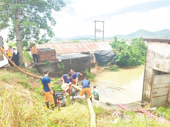新會(huì)區(qū)應(yīng)急救援大隊(duì)在沙堆鎮(zhèn)大環(huán)村開展排澇作業(yè)。