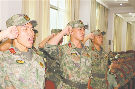 “夏北浩民兵排”正式成立，民兵莊嚴(yán)宣誓。