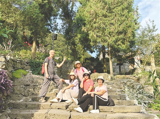 江門春秋國旅的9月收客量預(yù)計同比增長20%左右，以中老年群體為主。