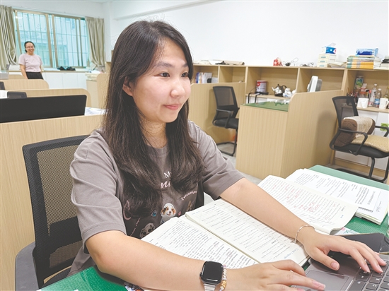 李敏婷畢業(yè)后回到母校，成為一名英語(yǔ)教師。