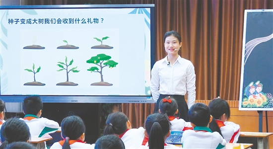 在心理健康教育課上，李甜甜引導(dǎo)學(xué)生思考問(wèn)題。