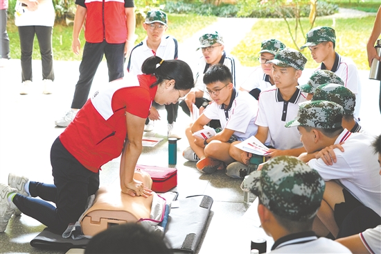 鶴山市紅十字會工作人員為學(xué)生示范正確的心肺復(fù)蘇操作方法。