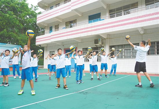 沙坪街道第四小學(xué)于2016年組建排球隊，為學(xué)生打造提升排球技能的平臺。