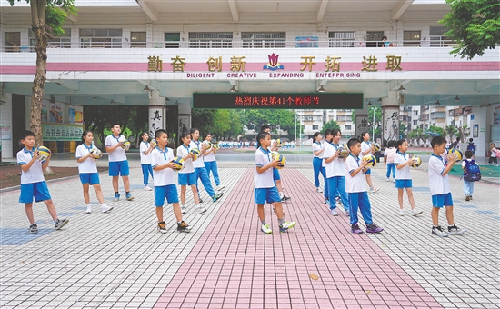 沙坪街道第四小學(xué)別出心裁地推出校園排球操。