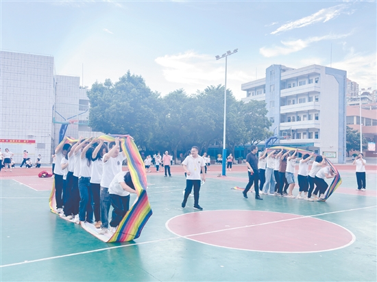 恩平市成德小學(xué)開(kāi)展趣味橫生的團(tuán)建活動(dòng)。