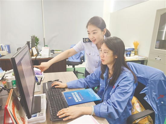 稅務(wù)工作人員輔導(dǎo)納稅人開展涉稅業(yè)務(wù)。