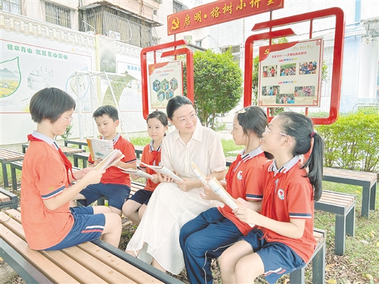 謝瑩與學(xué)生們聊天。