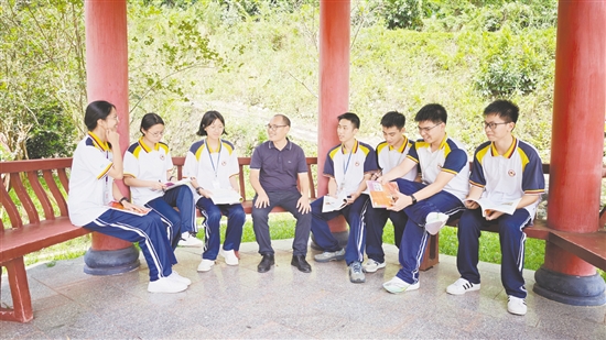 唐防有傾聽(tīng)學(xué)生的心聲。