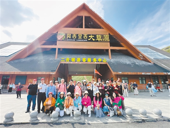 團友們在阿西里西大草原合影留念。